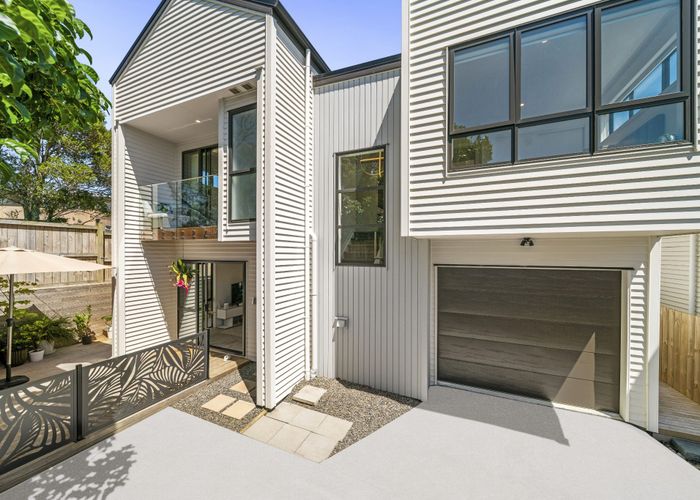  at 562D Beach Road, Rothesay Bay, Auckland