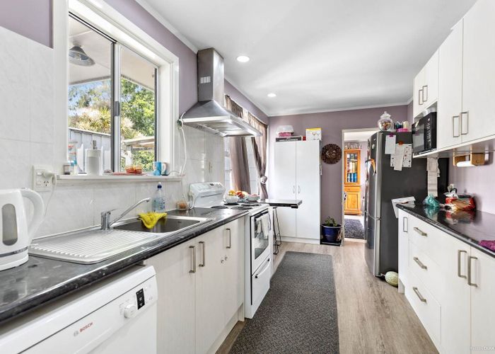  at 15 Dellwood Ave, Henderson, Waitakere City, Auckland