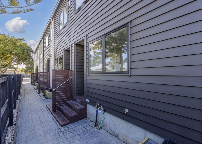  at 1-7/21 Peachgrove Road, Te Atatu Peninsula, Waitakere City, Auckland
