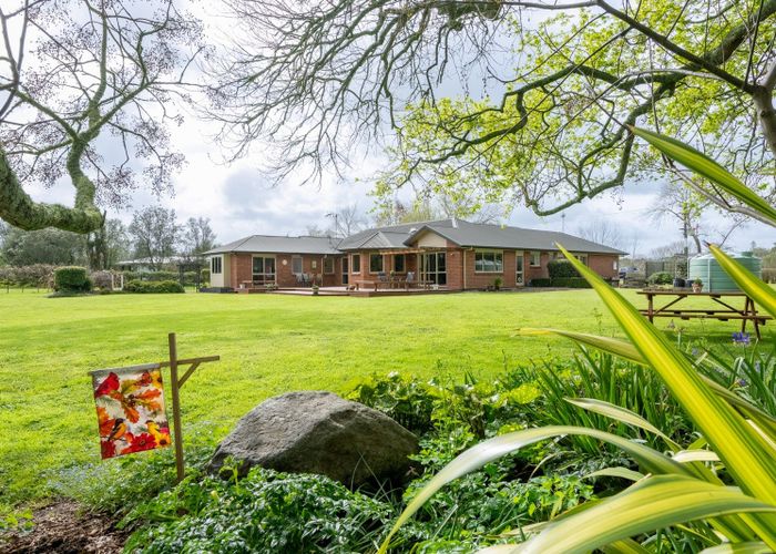  at 9 Oak View Place, Newstead