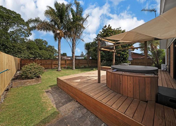  at 2/3 Papatahi Place, Henderson, Waitakere City, Auckland