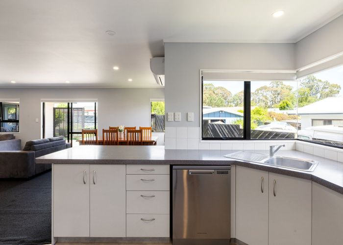  at 70 Splitt Avenue, Glenview, Hamilton