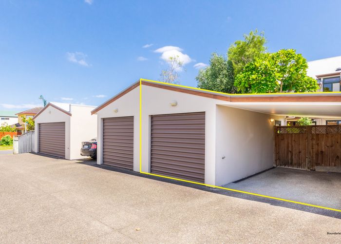  at 2/8 Tuscany Way, Te Atatu Peninsula, Auckland