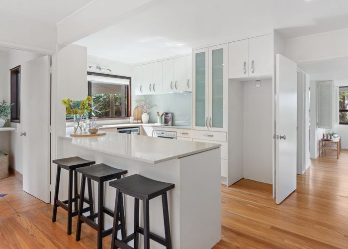  at 33 Woodlands Crescent, Browns Bay, North Shore City, Auckland