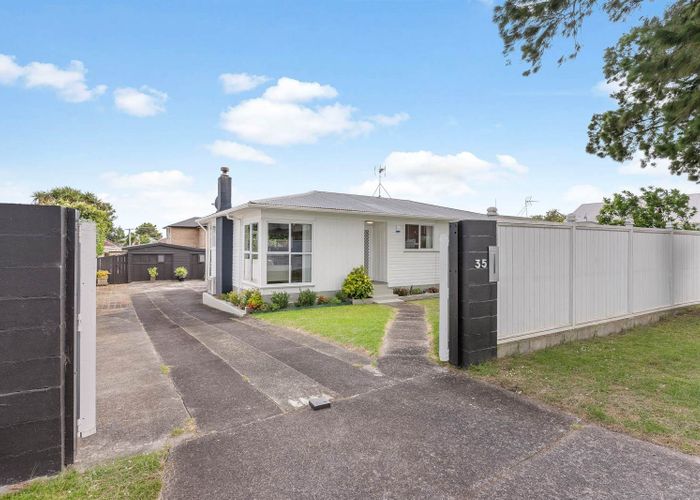  at 35 Pinedale Place, Henderson, Waitakere City, Auckland