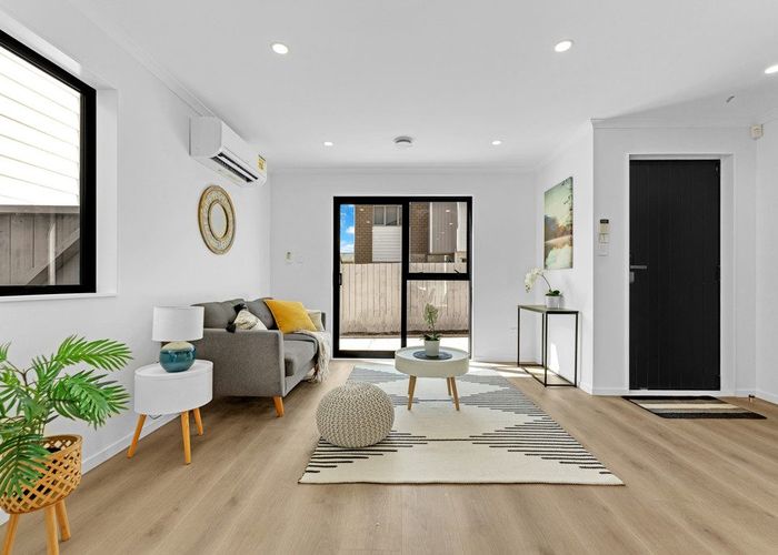  at 8D Gardiner Grove, Mangere East, Manukau City, Auckland