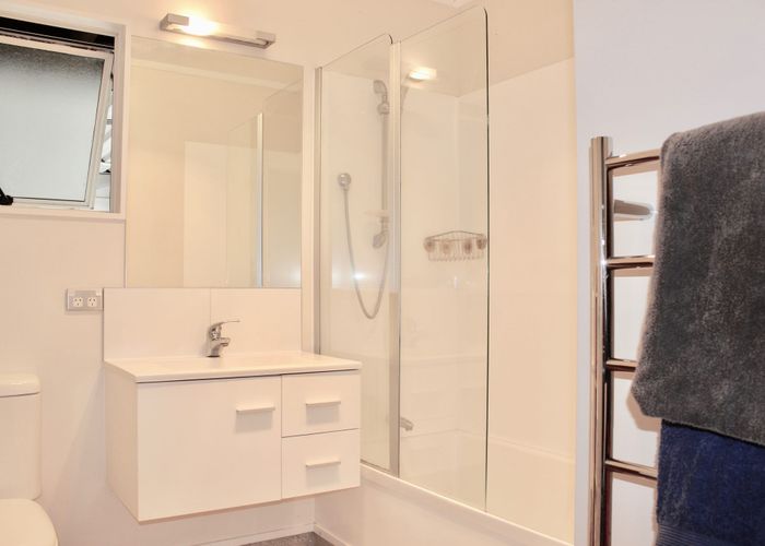  at 2/39 Lancaster Road, Beach Haven, Auckland