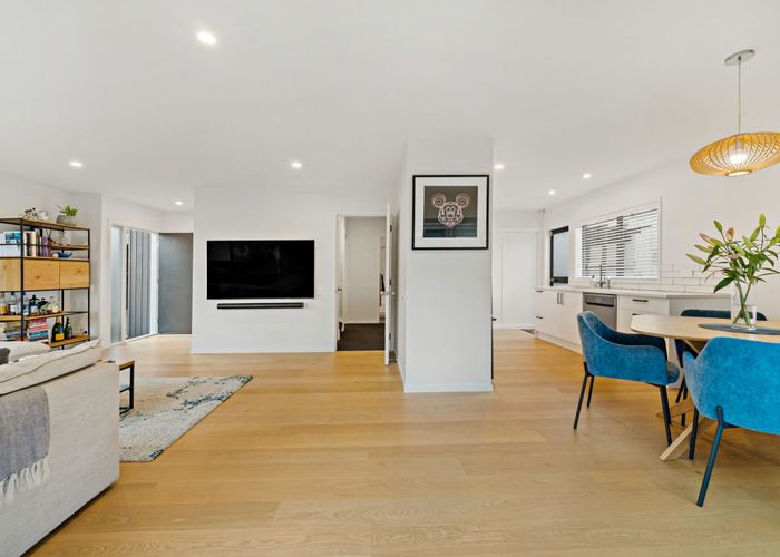  at 2/70 St Johns Road, Meadowbank, Auckland