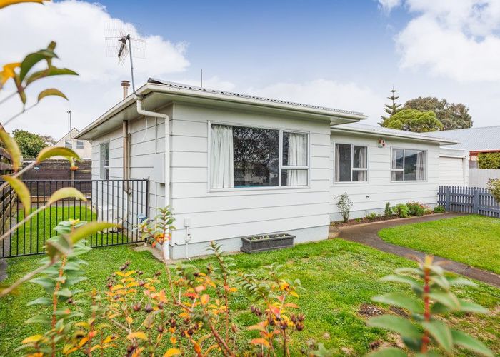  at 8 Suzanne Grove, Kelvin Grove, Palmerston North