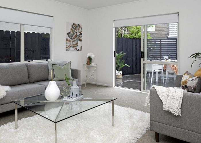  at 2/96 Frank Nobilo Drive, Golflands, Auckland