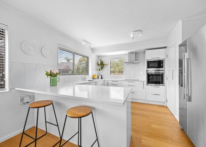  at 3 Pinewood Grove, Botany Downs, Manukau City, Auckland