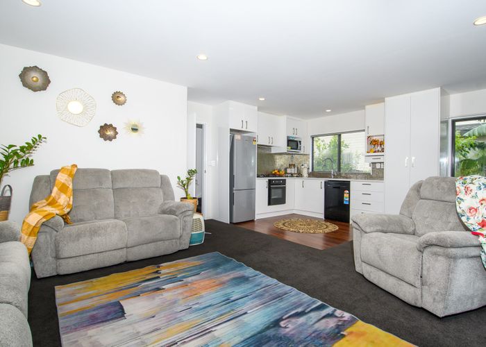  at 6 Awaroa Road, Sunnyvale, Auckland