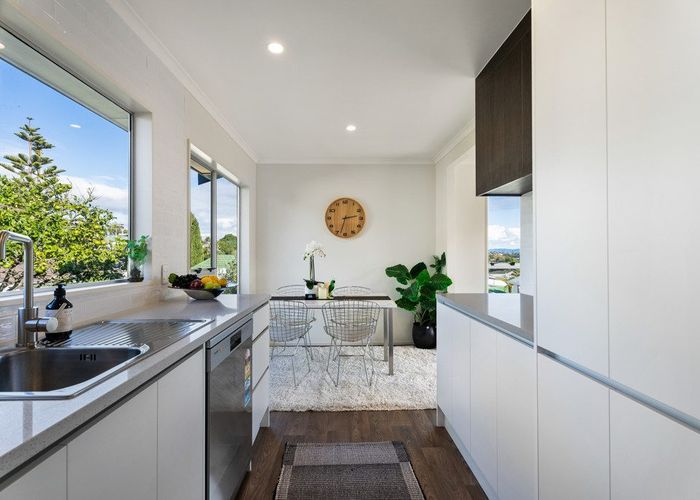 at 2/4 Clare Place, Glenfield, North Shore City, Auckland