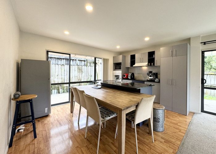  at 6 Sun Place, Henderson, Waitakere City, Auckland