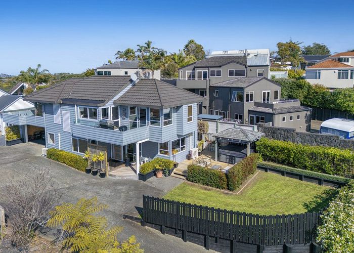  at 2/76 Knights Road, Rothesay Bay, Auckland
