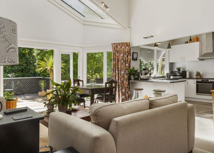  at 6 Bank Road, Northland, Wellington