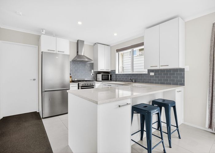  at 6A Magdalen Place, West Harbour, Waitakere City, Auckland