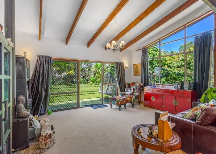  at 33 Laingholm Drive, Laingholm, Waitakere City, Auckland