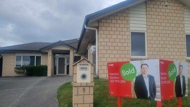  at 9 Cole Thomas Place, Huntington, Hamilton
