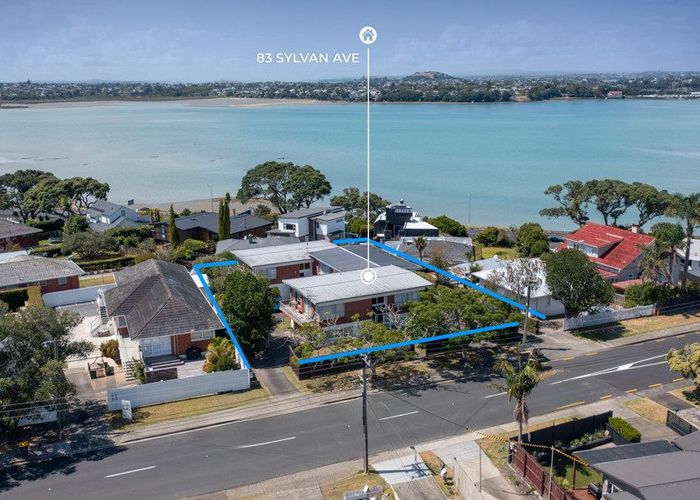  at 83 Sylvan Avenue, Northcote, North Shore City, Auckland