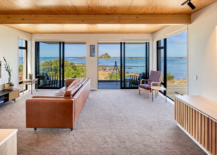  at 196 The Esplanade, Island Bay, Wellington