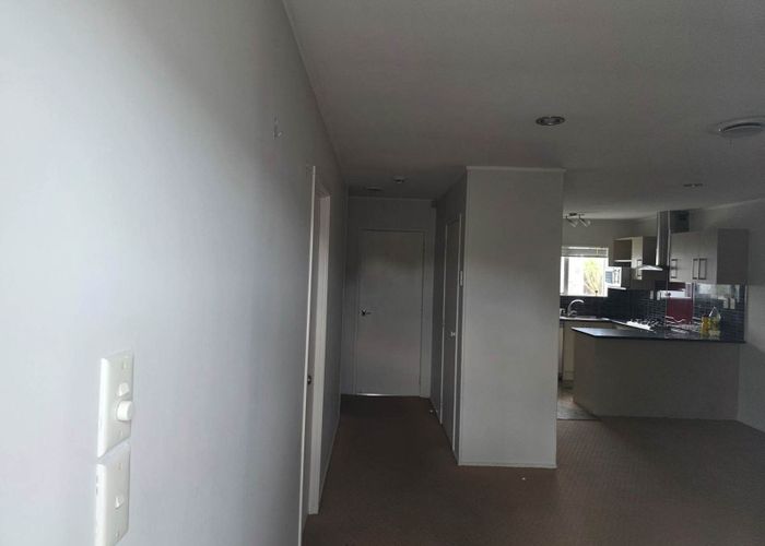  at 2/21 Challen Close, Conifer Grove, Papakura, Auckland