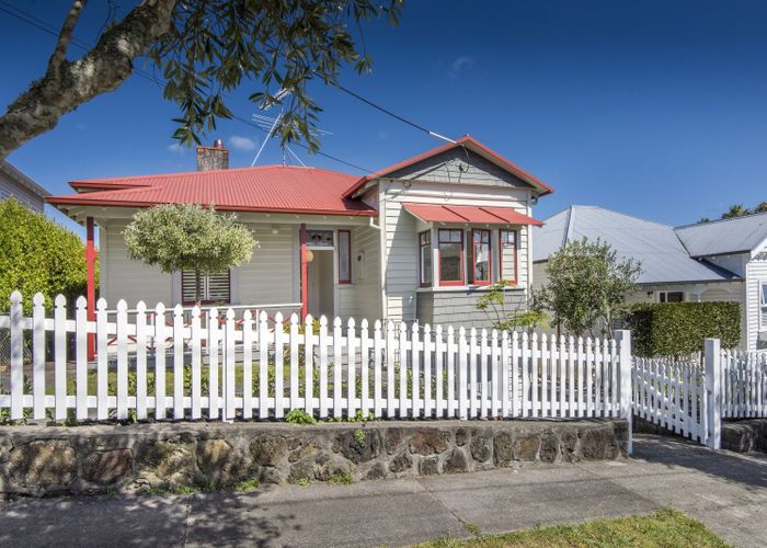  at 37 Kiwi Road, Stanley Point, Auckland