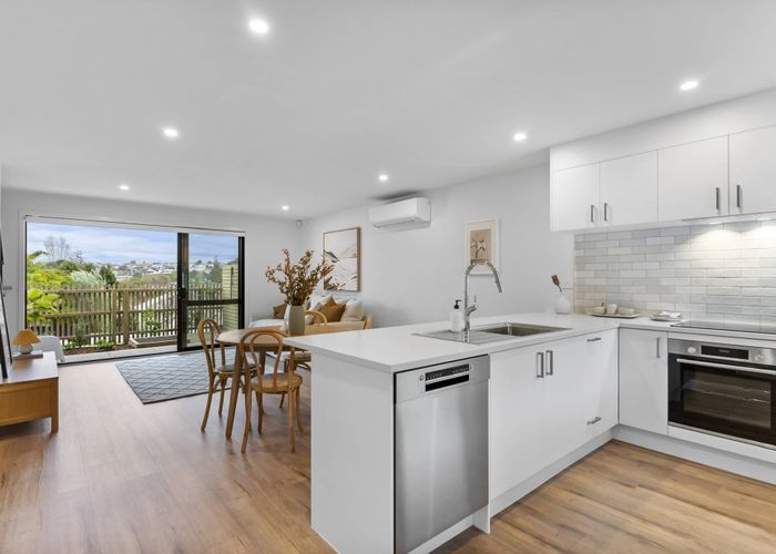  at 2/35 Garadice Road, Rothesay Bay, Auckland