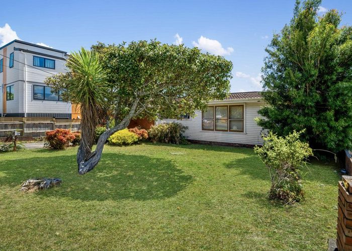  at 32 Woodford Avenue, Henderson, Waitakere City, Auckland