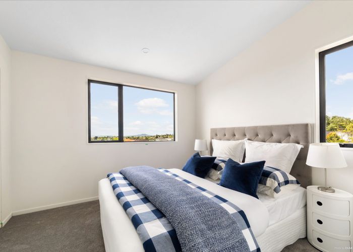  at 1/735 East Coast Road, Browns Bay, North Shore City, Auckland