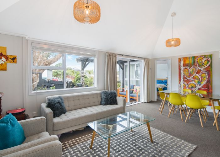 at 142 Akaroa Drive, Maupuia, Wellington
