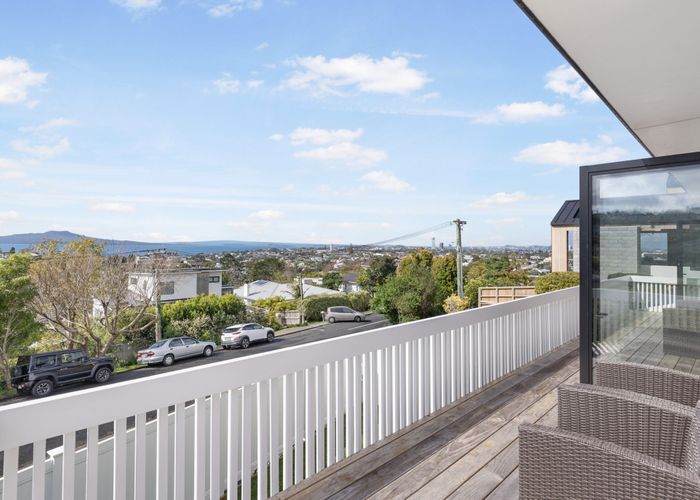  at 33b Parr Terrace, Castor Bay, North Shore City, Auckland