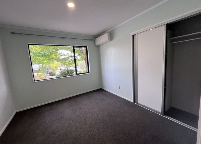  at 16 Kerlin Cres (left unit), West Harbour, Waitakere City, Auckland