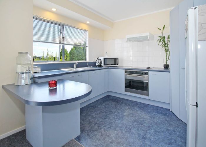  at 2/10 Lowburn Place, Clover Park, Auckland