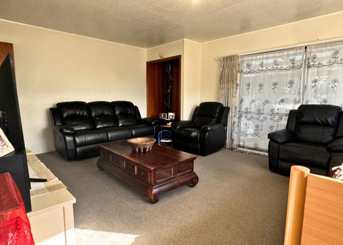 For sale 56 Meadowood Drive, Unsworth Heights, North Shore City