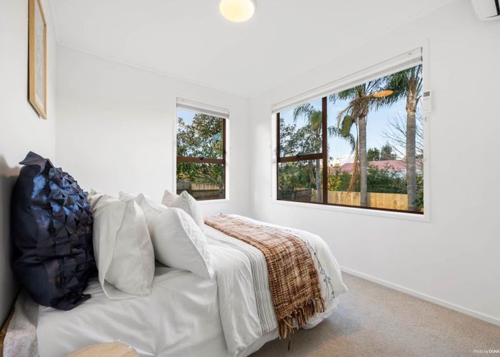  at 7 Darren Crescent, Half Moon Bay, Auckland