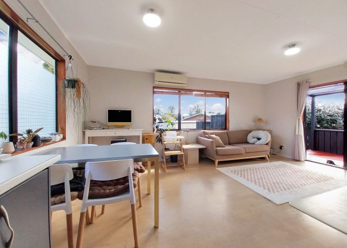  at 2/9 Applewood Drive, Henderson, Auckland