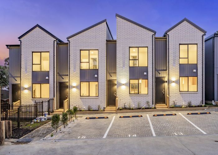  at 7 Broadview Place, Howick, Manukau City, Auckland