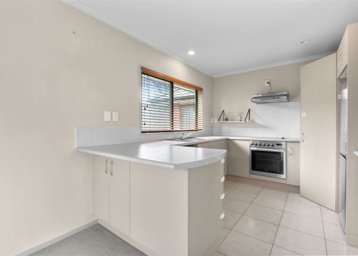  at 6 Brunswick Rise, Mangere, Auckland