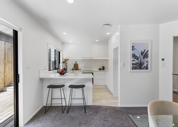  at 2/140 Forrest Hill Road, Forrest Hill, Auckland