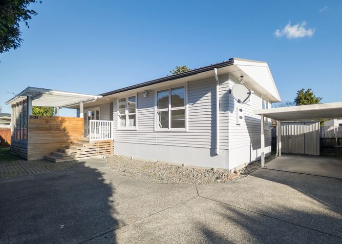  at 2/243 Lake Road, Northcote, North Shore City, Auckland