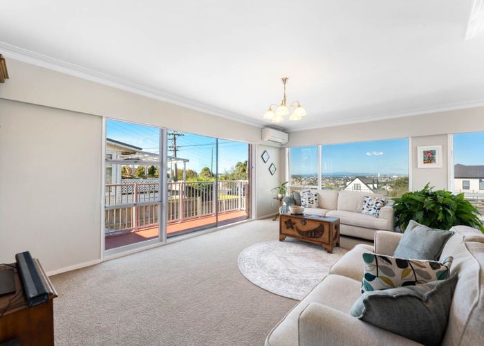  at 1/152 Sunset Road, Unsworth Heights, North Shore City, Auckland