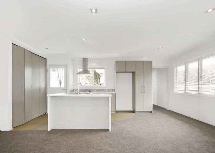  at 6 Rixon Place, Te Atatu Peninsula, Waitakere City, Auckland