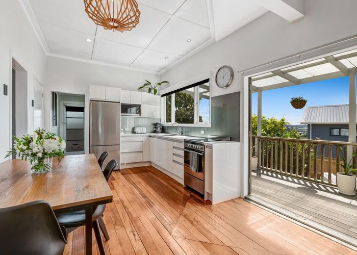  at 2/136 Sunset Road, Unsworth Heights, Auckland
