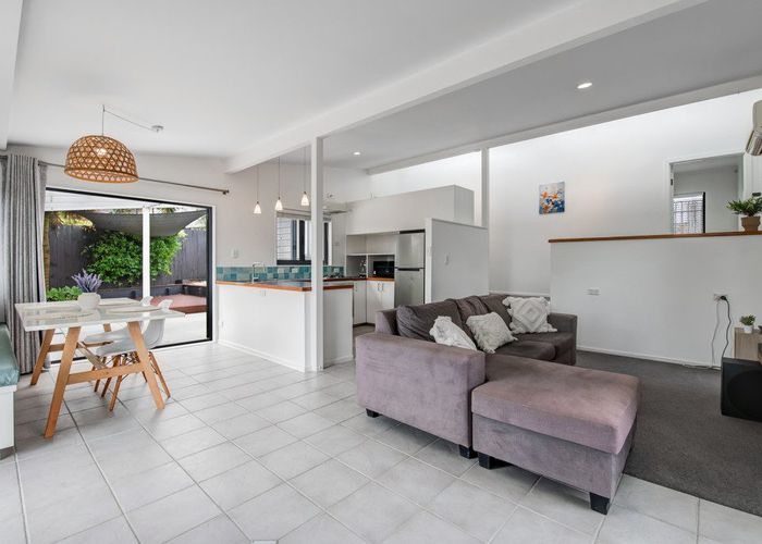  at 2/20 Tawavale Crescent, Totara Vale, North Shore City, Auckland