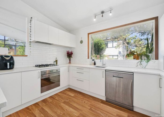  at 10 Rosalind Road, Glenfield, Auckland