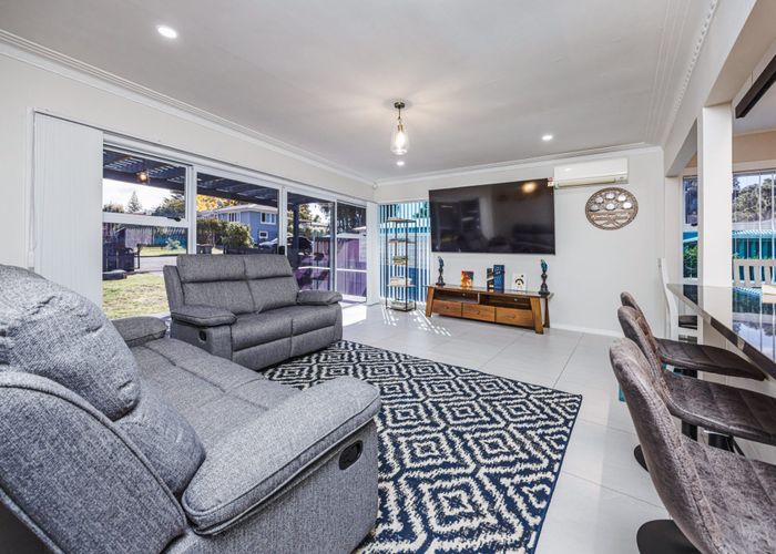  at 6 Lucas Place, Weymouth, Manukau City, Auckland