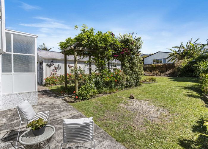  at 100 Kiwi Road, Point Chevalier, Auckland
