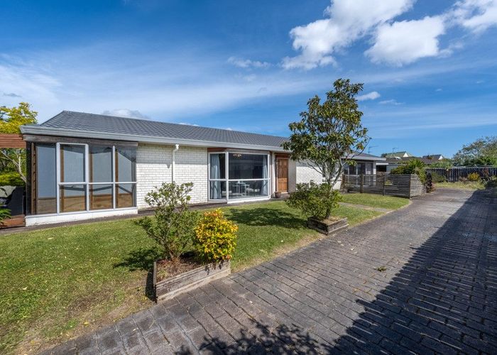  at 52 West Fairway, Golflands, Auckland