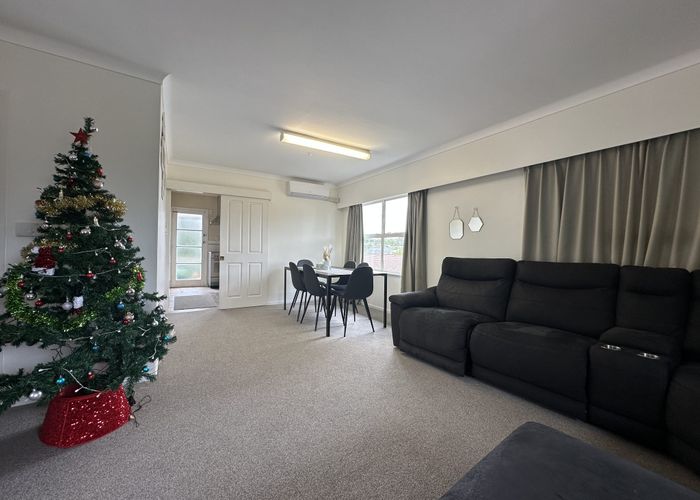  at 2/111 Shakespeare Road, Milford, Auckland